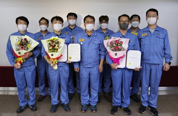 광양제철소 예지정비 기술 경진대회 참가자 및 관계자들이 기념촬영을 하고 있다. ⓒ 광양제철소