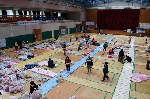 포항 흥해실내체육관 임시구호소 철거 모습. = 권영대 기자