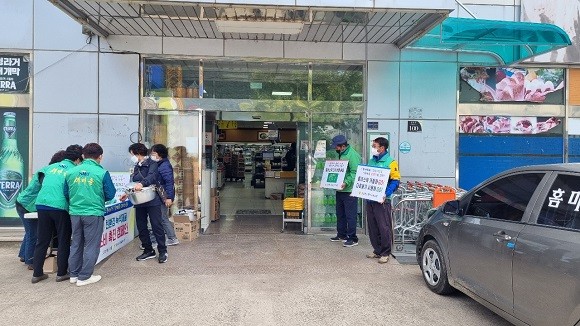 영양군새마을부녀회(회장 이주이)는 지난 15일부터 녹색소비실천 캠페인을 전개했다. ⓒ 영양군