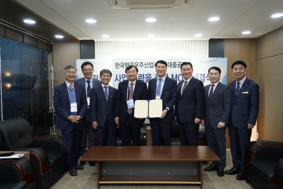 KAI와 현대중공업이 경항공모함 개발 양해각서를 체결하고 있다. ⓒ 한국항공우주산업