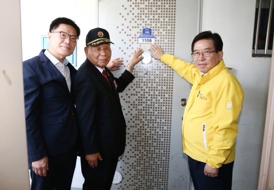 구충곤 화순군수(왼쪽에서 세번째)와 하유성 광주지방보훈청장(왼쪽에서 첫 번째)이 화순읍 참전 용사 문병우 유공자(왼쪽에서 두 번째) 댁을 찾아 뵙고 국가유공자 명패를 달아드리고 있다. ⓒ 화순군