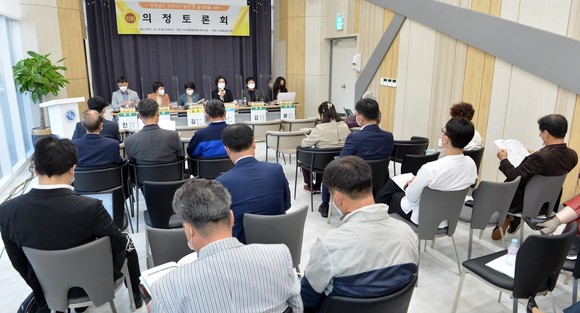 충남도의회는 19일 충청남도 주민자치 발전 및 활성화를 주제로 의정토론회를 개최했다. ⓒ 의회사무국