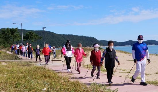 완도군은 치매 경증 어르신과 보호자 대상으로 해양치유 프로그램 운영하고 있다. ⓒ 완도군