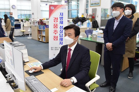 조규일 시장이 지방세 성실납세자 경품 추첨을 하고 있다. ⓒ 진주시