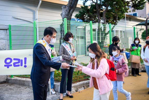 장충남 남해군수가 학교폭력 예방 캠페인을 전개하고 있다. ⓒ 남해군