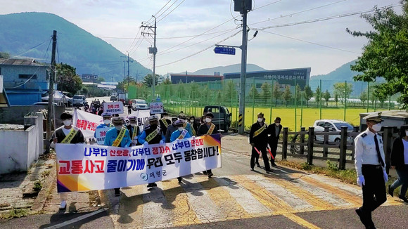 화정면 단체들이 교통안전 예방활동을 전개하고 있다. ⓒ 의령군