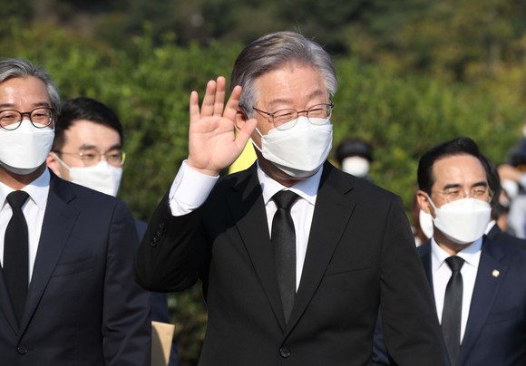 더불어민주당 대선 후보인 이재명 경기도지사가 22일 오후 경남 김해시 진영읍 봉하마을 노무현 전 대통령 묘역 참배 후 권양숙 여사 예방에 앞서 지지자에게 손 인사하고 있다. ⓒ 연합뉴스