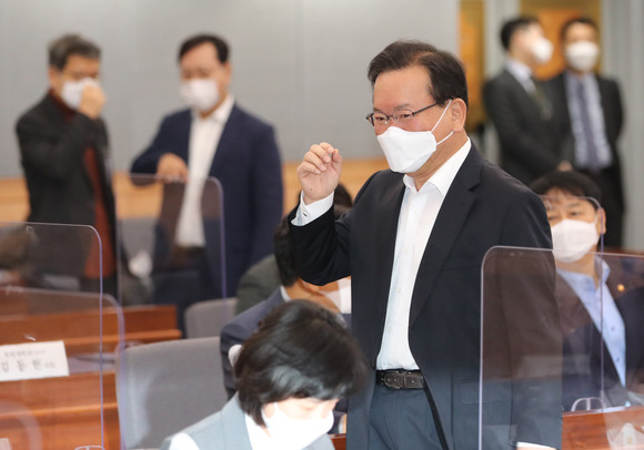 김부겸 국무총리가 정부서울청사에서 열린 제2차 코로나19 일상회복 지원위원회의에 22일 참석했다. ⓒ 연합뉴스