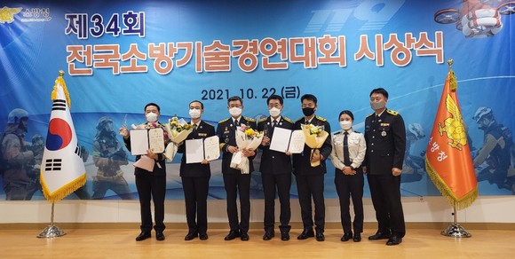 지난 22일 소방청에서 열린 시상식에서 국무총리상을 수상한 충남소방본부 최장일 구조구급과장(왼쪽 첫번째)이 수상자들과 기념 촬영을 하고 있다. ⓒ 충남소방본부
