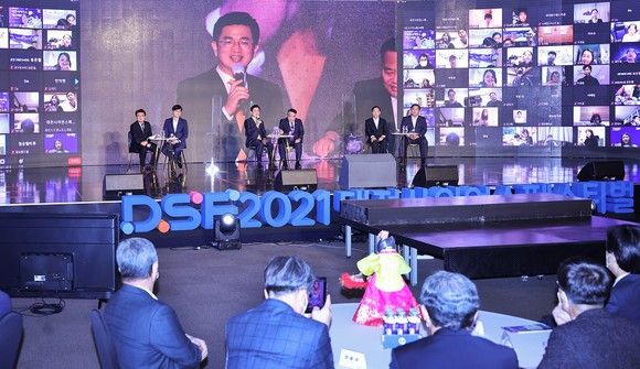 지난 22일 허태정 시장이 2021 대전사이언스페스티벌에서 온라인 공개 토론을 하고 있다. ⓒ 대전시