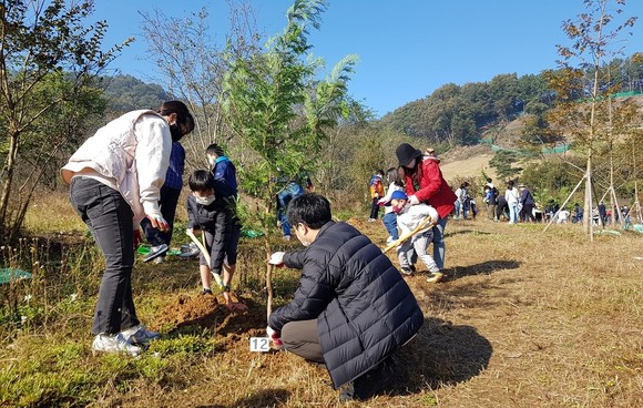 23일 노루벌 적십자생태원에서 시민 49가족과 함께 2050 탄소중립을 위한 '반려나무' 심기 식목행사를 개최했다. ⓒ 대전시