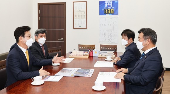 허태정 시장이 지난 22일 국회를 방문해 윤호중 원내대표와 내년도 국비 확보 등 지역현안에 대해 논의하고 있다. ⓒ 대전시