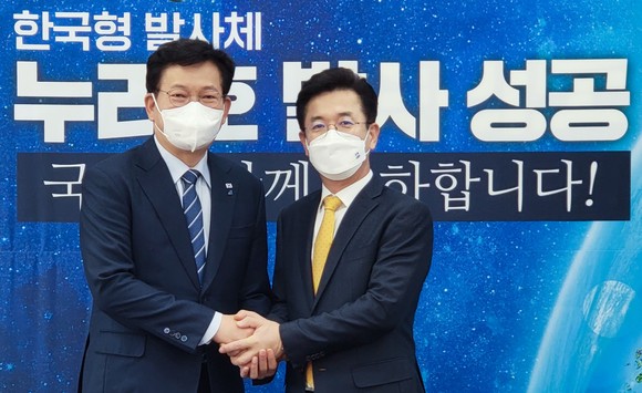 허태정 시장이 지난 22일 국회를 방문해 송영길 대표와 내년도 국비 확보 등 지역현안에 대해 논의 후 기념촬영을 하고 있다. ⓒ 대전시