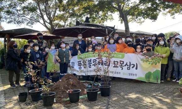 지난 22일 응봉면 블루베리 묘목심기체험 행사 후 기념촬영 모습. ⓒ 예산군