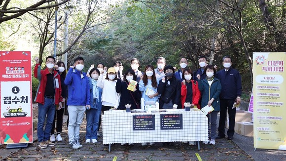 김동일 보령시장은 23일 시민들과 함께 옥마산 둘레길 걷기 행사를 개최 후 기념촬영을 하고 있다. ⓒ 보령시