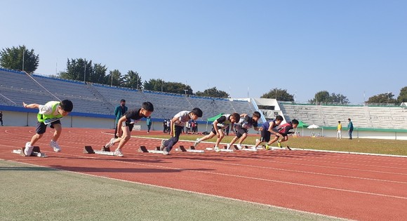 제1회 충남체육인재선발대회에서 육상 종목 선수들이 출발을 하고 있다. ⓒ 충남교육청
