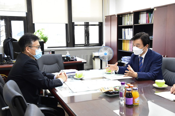 조규일 시장이 이용재 국가국형발전위원회 기획단장에게 공공기관 2차 이전 의견을 전달하고 있다. ⓒ 진주시