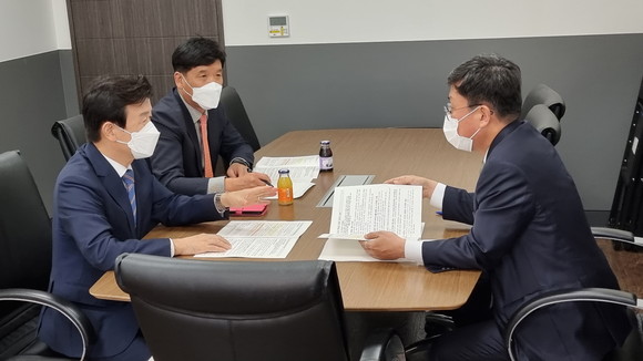 조규일 진주시장이 안도걸 기재부 제2차관에게 LH 신규채용과 수도권 공공기관 2차 이전을 건의하고 있다. ⓒ 진주시