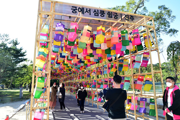 경북궁에 전시된 진주 실크 소망등. ⓒ 진주시