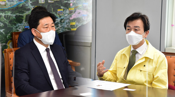 왼쪽, 허맹 회장과 조규일 시장이 지수면 승산마을 문화재의 보수와 생가 개방 등을 논의하고 있다. ⓒ 진주시