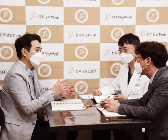 정재욱 의원이 진주한의사회와 저출산 위기극복을 위한 한방 보건의료사업 개선 방안을 논의하고 있다. ⓒ 프라임경제