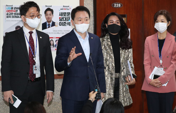국민의힘 선거관리위원회 산하 여론조사 소위위원장인 성일종 의원이 26일 선관위 회의를 마친 뒤 브리핑하고 있다. ⓒ 연합뉴스