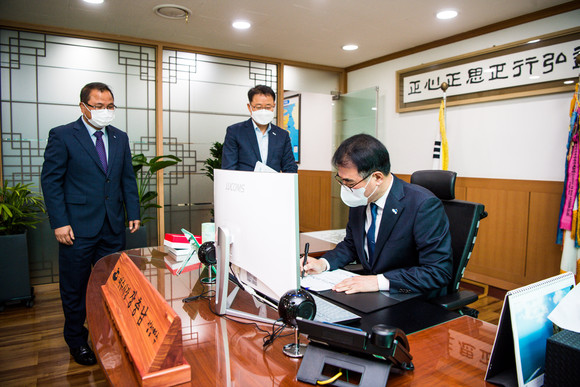 장충남 남해군수가 여수시에서 행정업무를 보고 있다. ⓒ 남해군