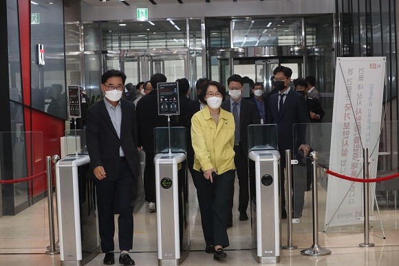 임혜숙 과기정통부 장관이 과천 KT 네트워크 관제센터에 들어가고 있다. ⓒ 과학기술정보통신부