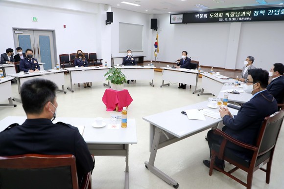 충북도의회 박문희 의장이 지난 26일 옥천지역 직속기관 사업소를 방문해 격려했다. ⓒ 의회사무국