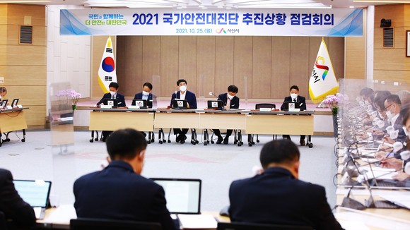 맹정호 서산시장은 지난 25일 시청 대회의실에서 열린 국가안전대진단 추진상황 점검회의를 개최하고 있다. ⓒ 서산시
