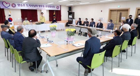 양승조 지사는 27일 군민과의 대화에 앞서 노인회와 보훈회관을 방문해 소통의 시간을 가졌다. ⓒ 충남도