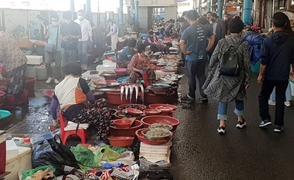 이른 새벽 불을 밝히는 여수 교동시장은 여수를 다녀가는 관광객들은 한 번쯤은 찾는 전통 풍물시장이다. ⓒ 프라임경제