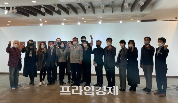 지난 26일 무창포미술관 설치미술전 개막식에 참석한 김동일 보령시장 및 관계자들이 기념촬영을 하고 있다. ⓒ 프라임경제