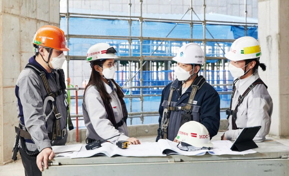 최근 HDC현산 건설 현장은 디지털 혁신을 통해 보다 효율적이고 편리한 관리가 이뤄지고 있다. © HDC 현대산업개발