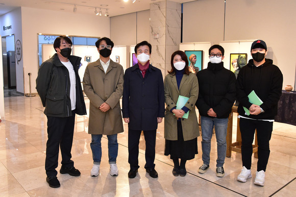 조규일 시장이 지역청년 작가들과 함께하고 있다. ⓒ 진주시