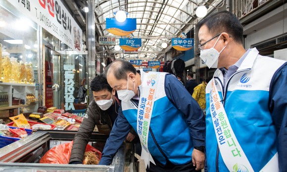 지난 26일 한국중부발전이 지역 소상공인 지원을 위한 보령전통시장에서 "착한소비를 위한 시장 장보기 캠페인"을 전개했다.(김호빈 한국중부발전 사장(가운데)). ⓒ 중부발전