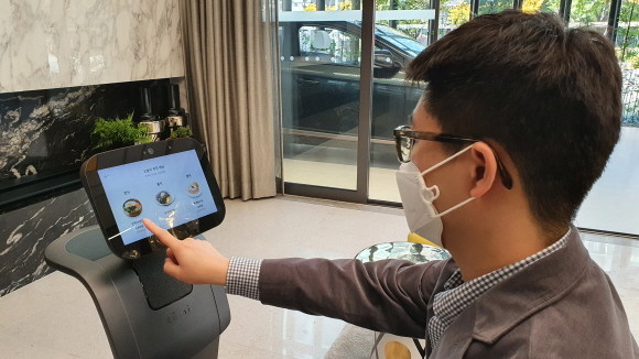 삼성물산 스마트홈 플랫폼은 외부 서비스社 디바이스별 연계가 아닌, 플랫폼對 플랫폼간 연계를 통해 소비자에게 보다 자유로운 선택과 간편함, 편리함을 제공한다. 사진은 로봇을 통한 식사 주문 장면. © 삼성물산