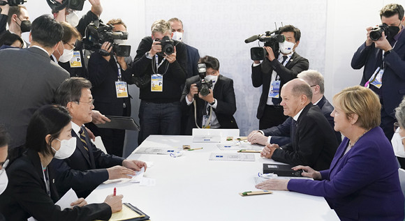 G20 정상회의 참석차 이탈리아를 방문중인 문 대통령은 지난 11월31일 앙겔라 메르켈 독일 총리와 회담을 가졌다. ⓒ 청와대