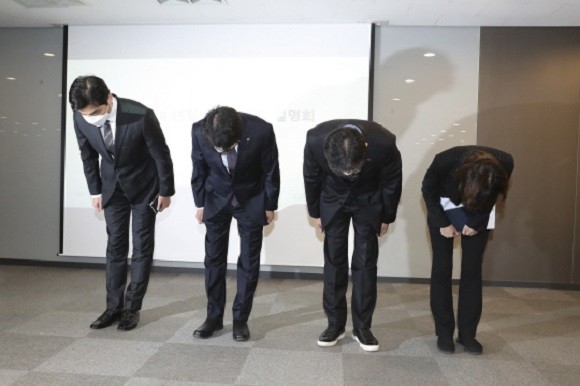 KT 주요 임원들이 사과를 하고 있는 모습. 왼쪽부터 고객경험혁신본부장 박효일 상무, 네트워크혁신TF 박현진 전무, 네트워크혁신TF 서창석 전무, 네트워크전략담당 권혜진 상무. ⓒ KT