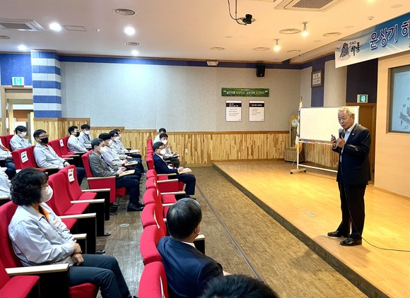 윤상기 하동군수가 진주 소재 3개 기업 대상으로 특강을 실시하고 있다. ⓒ 하동군