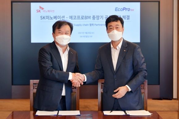 이동채(왼쪽) 에코프로 회장이 지동섭 SK이노베이션 배터리 사업 대표이 지난 9월8일 서울 종로구 SK서린빌딩에서 열린 구매 계약 및 협약식에서 기념사진을 촬영하고 있다. ⓒ SK이노베이션