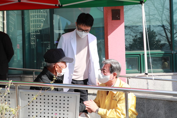 오태완 군수가 고위험시설 방역관리 현장점검을 하고 있다. ⓒ 의령군