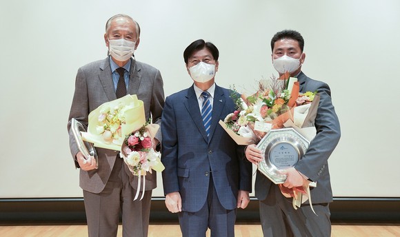 왼쪽부터 최윤묵 서창산업 대표, 이춘희 시장, 김영우 세종도시교통공사 사원. ⓒ 세종시