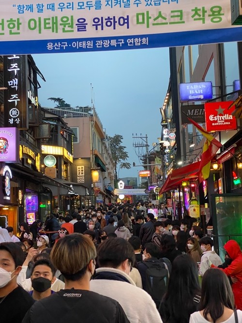 위드코로나 시행 직전 31일 이태원에 찾은 수많은 인파.=윤수현 기자
