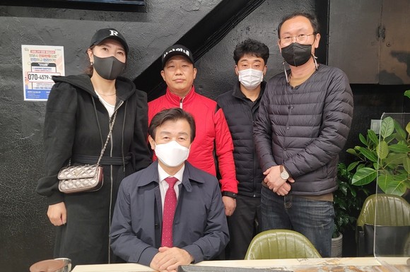 우사회 임철민 회장과 회원들이 금보승 씨 영업장을 방문한 조규일 시장과 함께하고 있다. ⓒ 프라임경제