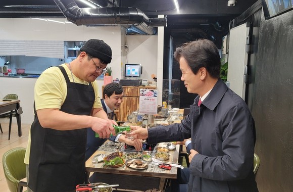 금보승 씨가 조규일 시장에게 반주를 권하고 있다. ⓒ 프라임경제