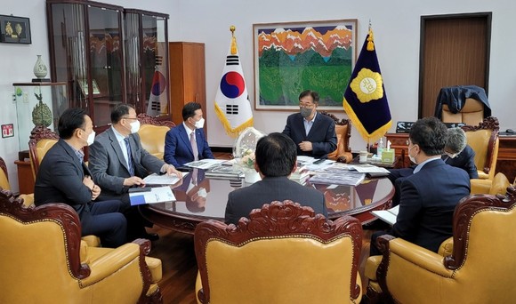 박정현 부여군수가 지나 1일 국회를 방문해 정진석 부의장을 만나 내년도 국비 지원 협조를 요청했다. ⓒ 부여군