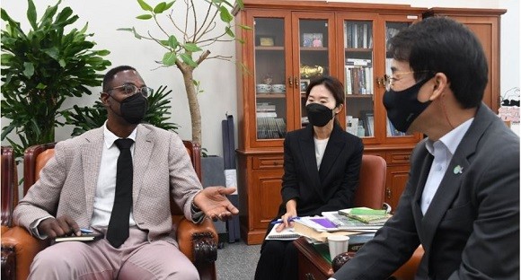 딘 가필드 넷플릭스 공공정책 부사장은 한국을 방문해 망 사용료 논란에 대해 정부·국회의원과 면담하는 시간을 가졌다. ⓒ 국회사진기자단