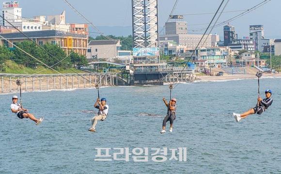 짚트랙을 타며 즐거워하는 관광객. ⓒ 프라임경제