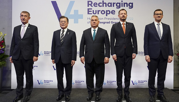 문 대통령은 "유럽의 새로운 제조업 중심지로 발돋움하고 있는 V4는 EU에서 한국의 두 번째 교역대상이자 650개가 넘는 기업이 진출한 최대 투자처가 됐다"고 말했다. ⓒ 청와대